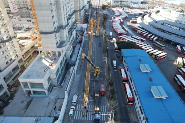 광주 아파트 붕괴 타워크레인 해체…실종자 가족 '발동동'