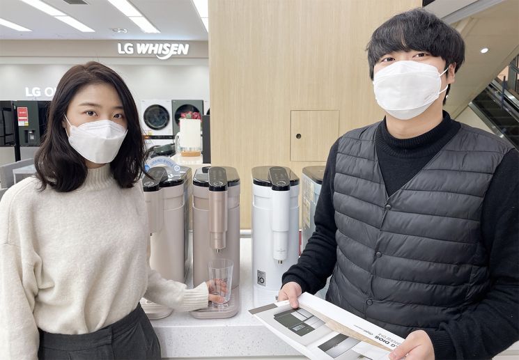 20일 서울 전자랜드 파워센터 용산본점에서 고객들이 정수기를 살펴보고 있다.