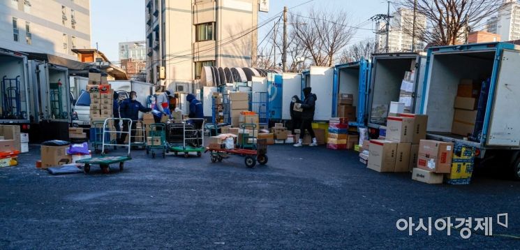 한 누리꾼은 "당일 배송을 해야 하는데 다음 날로 넘어가면 안 되니 일단 완료부터 처리하는 것"이라며, "많은 택배에 따른 택배원의 고충"이라는 의견도 있었다. [사진=강진형 기자aymsdream@