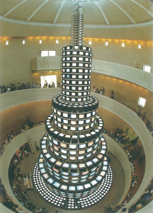 '다다익선'이 1988년 일반인에 공개된 당시의 모습.