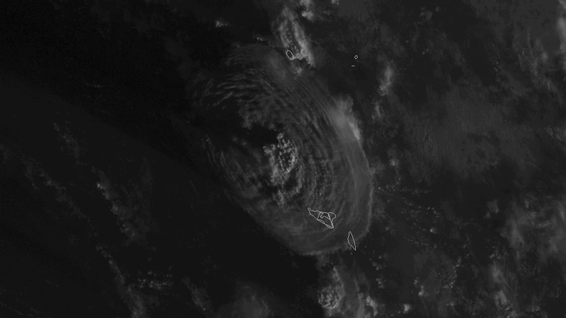 지난 1월15일(현지시간) 미국 국립해양기후국(NOAA) 소속 위성이 촬영한 통가 해저 화산 폭발 장면. [사진=국제 학술지 '네이처']