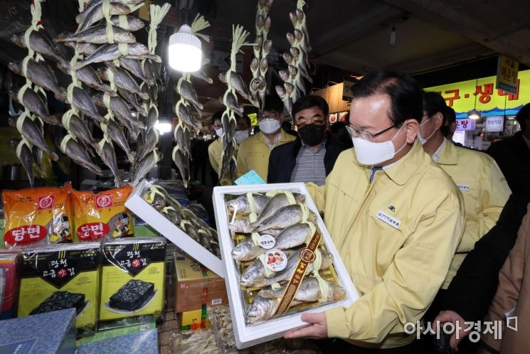 [포토] 굴비 선물세트 살피는 김부겸 총리