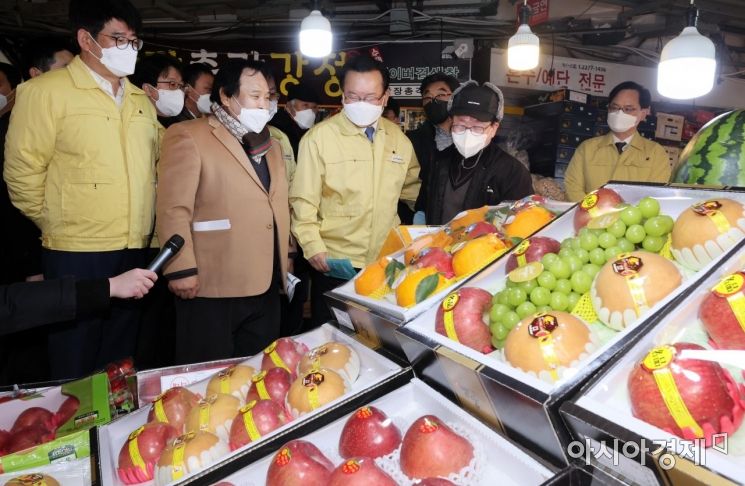 [포토] 광장시장 물가 점검하는 김부겸 총리