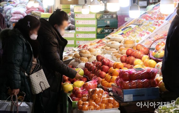 [포토] 설 앞두고 과일 구매하는 시민들