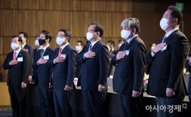 [포토] 국민의례 하는 김부겸 총리