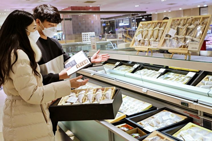 지난 21일 서울 중구 롯데백화점 본점에서 고객들이 굴비 선물세트를 살펴보고 있다.