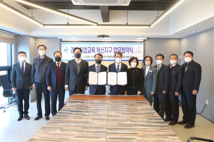 경상남도교육청은 21일 한국항공우주산업진흥협회와 전문 인력 양성을 위한 업무협약을 체결했다. [이미지출처=경남교육청]