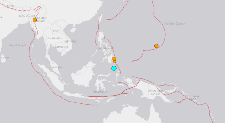 규모 6.0의 지진이 발생한 인도네시아 술라웨시섬 북부 해역 인근(파란 점). [사진 = 미국 지질조사국(USGS) 홈페이지 캡처]