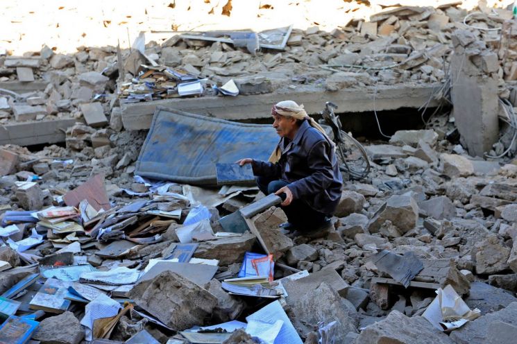 사우디 수용소 폭격에 예멘 반군 최소 70여명 사망