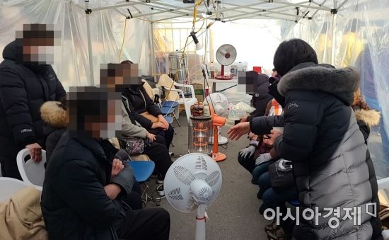광주광역시 서구 화정아이파크 실종자 가족들이 천막 안에서 구조 소식을 애타게 기다리고 있다.
