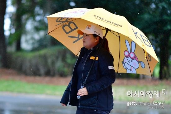 박인비가 2022시즌 개막전 토너먼트오브챔피언스 셋째날 12번홀에서 우산을 쓰고 걸어가고 있다. 올랜도(미국)=Getty images/멀티비츠