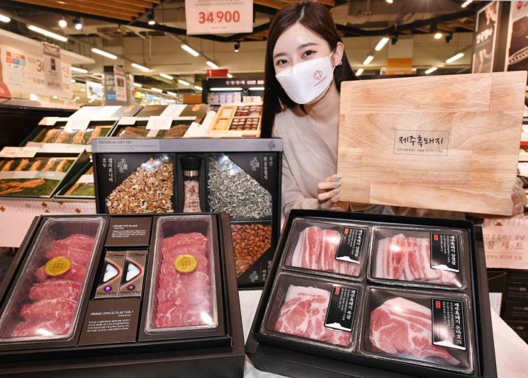 23일 서울 등촌동 홈플러스 강서점에서 모델이 ‘컬래버레이션 선물세트’를 선보이고 있다.