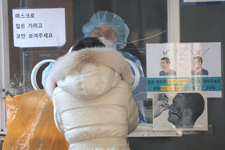 지난 23일 시민들이 서울역 광장에 마련된 임시 선별검사소를 찾고 있다. /문호남 기자 munonam@