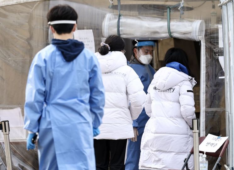 22일 오전 서울 용산역 임시선별진료소에서 시민들이 검사를 받기 위해 이동하고 있다. [이미지출처=연합뉴스]