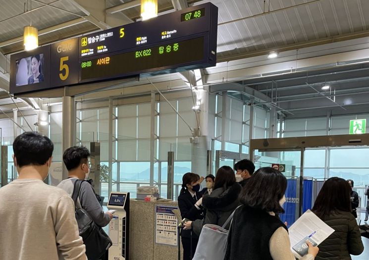 손님들이 23일 에어부산이 신규 취항한 사이판 행 항공편에 탑승하고 있다.