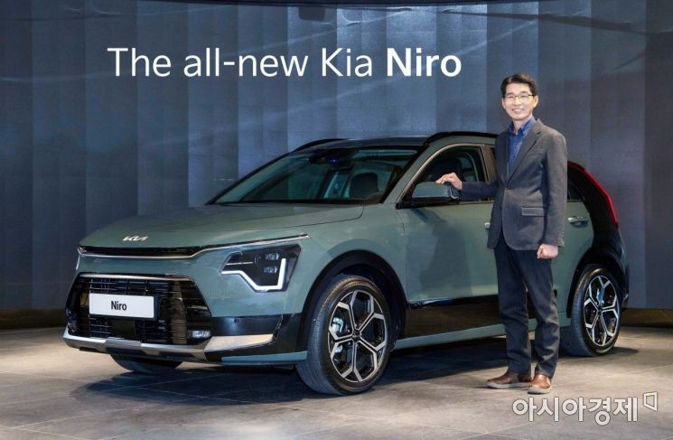 권혁호 기아 국내사업본부장이 디 올 뉴 기아 니로(The all-new Kia Niro)를 소개하고 있다.