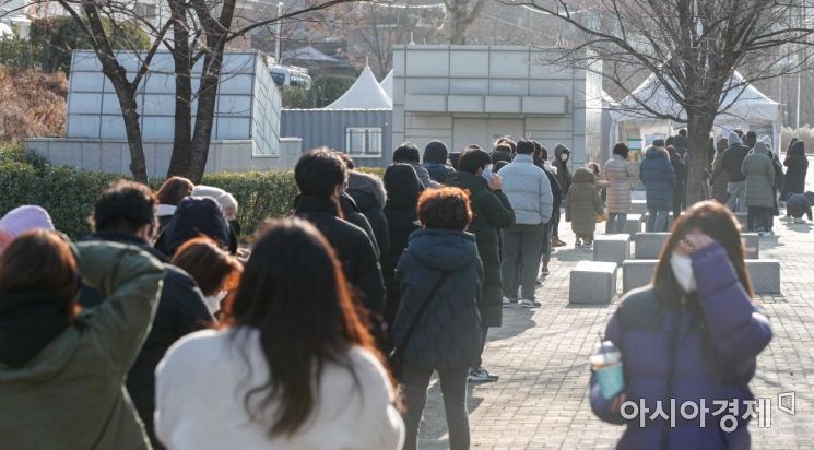 [포토]선별진료소 앞에 길게 늘어선 줄