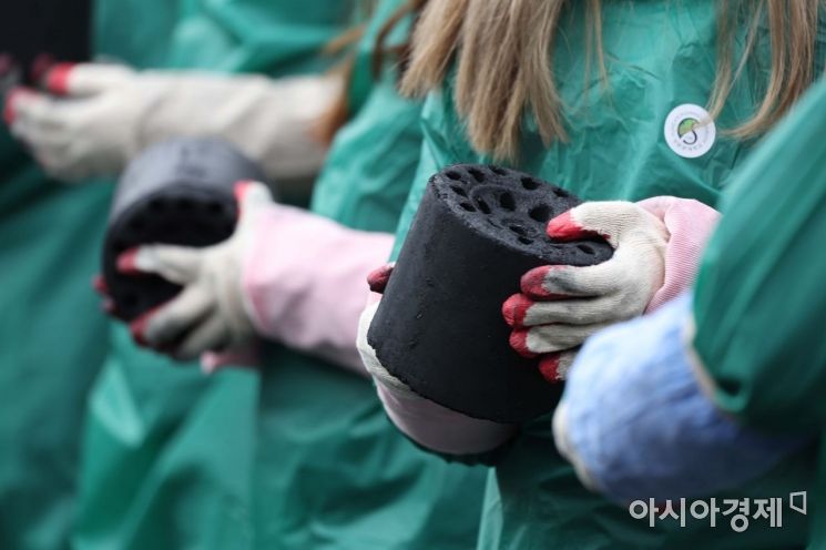 성균관대학교 학생과 교직원들이 노원구 상계동 덕릉로 일대에서 연탄 나눔 봉사를 하고 있다. [아시아경제 자료사진]
