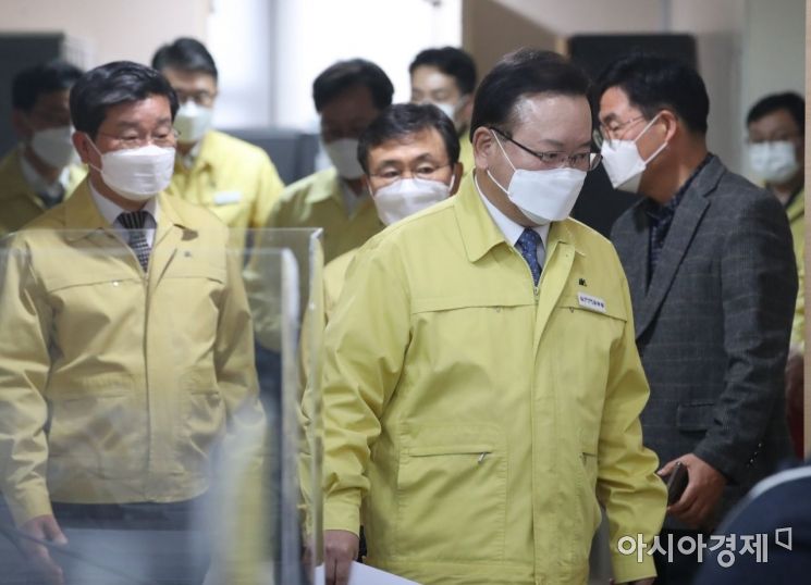 김총리, 동네 병의원 원장 만나 코로나 진료 체계 전환 논의