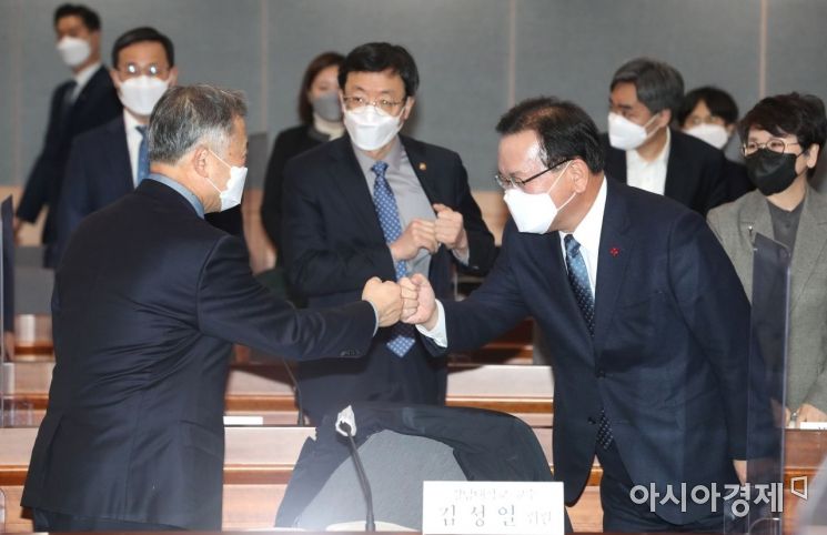 [포토] 참석자들과 인사하는 김부겸 총리