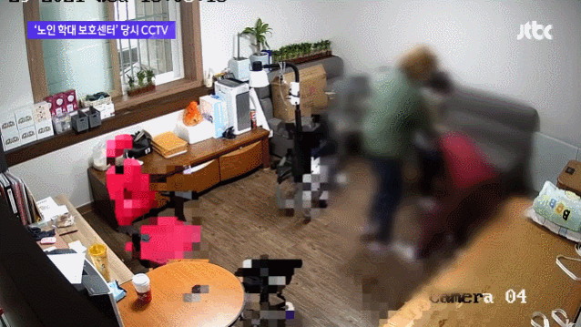 경북 김천시의 한 노인보호센터에서 직원 등이 치매 노인을 학대하고 있다. /영상=JTBC 화면 캡처