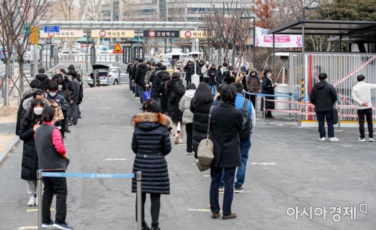 지난 24일 서울 서초구 고속버스터미널역 임시선별검사소를 찾은 시민들이 검사를 받기 위해 줄을 서고 있다./강진형 기자aymsdream@