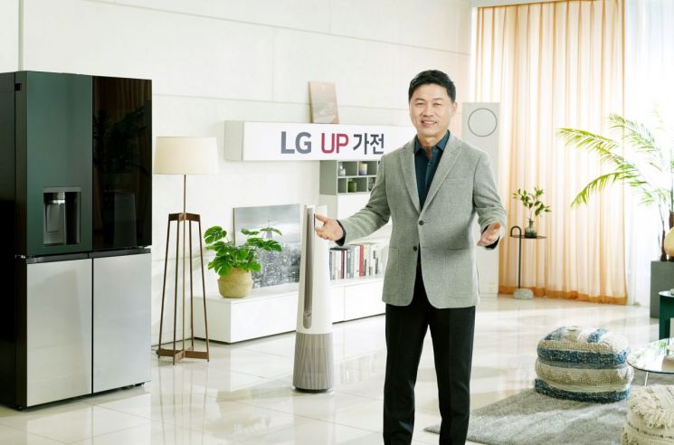 LG전자 H&A사업본부장 류재철 부사장이 지속적인 업그레이드를 통해 끊임없이 진화하는 ‘UP(업)가전’을 소개하고 있다. (사진제공=LG전자)