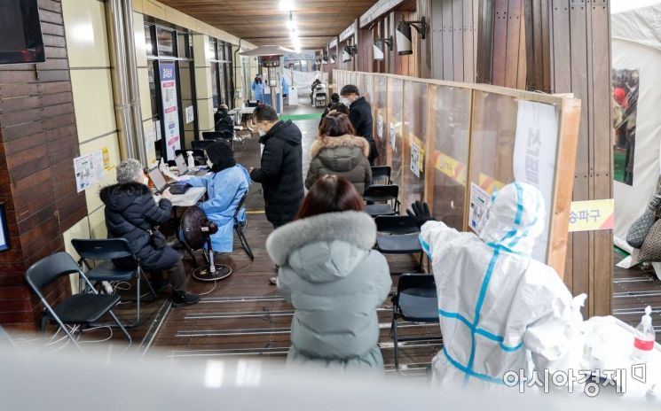 코로나19 신규 확진자가 8571명 발생하며 역대 최다를 기록한 25일 서울 송파구보건소에 마련된 선별진료소를 찾은 시민들이 검사를 받기 위해 줄을서고 있다./강진형 기자aymsdream@