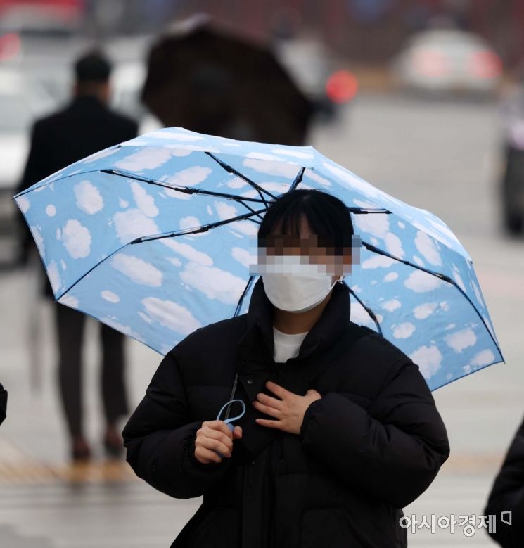 16일 광주·전남은 제주도 남쪽 해상 저기압의 영향으로 대체로 흐리고, 전남 남해안에는 새벽부터 오전 사이 시간당 30㎜ 내외의 강한 비가 내릴 것으로 예보됐다.