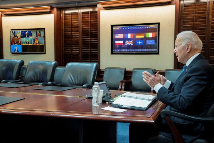 조 바이든 미국 대통령이 24일(현지시간) 오후 백악관 상황실에서 유럽 지도자들과 우크라이나 사태를 논의하는 화상 회의에 참석하고 있다. [이미지출처=로이터연합뉴스]
