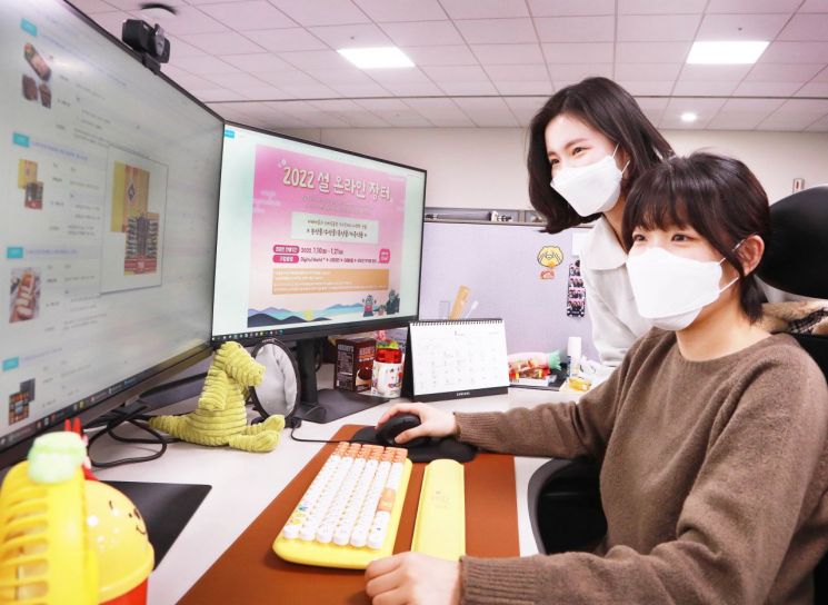 삼성전자 직원들이 '설 맞이 온라인 장터'에서 상품을 구입하는 모습 (사진제공=삼성전자)