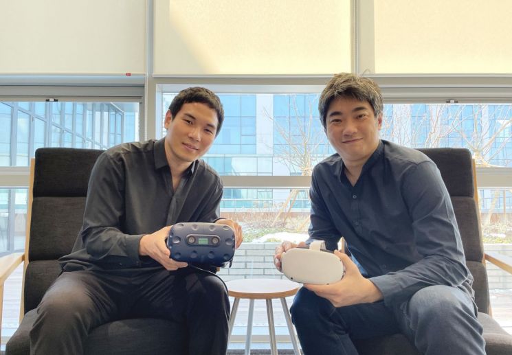 황정섭 룩슨 대표(오른쪽)와 박현우 CSO가 VR 기기를 들고 콘텐츠에 대해 설명하고 있다.