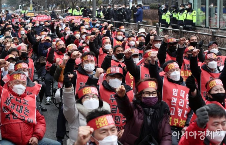 코로나피해자영업자총연대 관계자들이 25일 서울 영등포구 여의도 국회 앞에서 '성난자영업자들 정부 규탄 삭발식'을 열고 코로나19 피해 실질 보상을 촉구하고 있다./김현민 기자 kimhyun81@