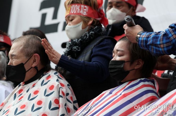 코로나피해자영업자총연대 관계자들이 지난달 25일 서울 영등포구 여의도 국회 앞에서 '성난자영업자들 정부 규탄 삭발식'을 열고 코로나19 피해 실질 보상을 촉구하고 있다./김현민 기자 kimhyun81@