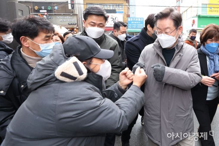 이재명 더불어민주당 대선후보가 25일 경기도 하남시 신장시장을 방문, 시민들과 인사를 나누고 있다./국회사진기자단