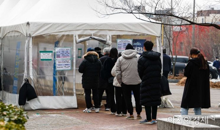코로나19 신규 확진자가 8571명 발생하며 역대 최다를 기록한 25일 서울 마포구 서강대역 광장에 마련된 선별진료소를 찾은 시민들이 검사를 받기 위해 줄을서고 있다./강진형 기자aymsdream@
