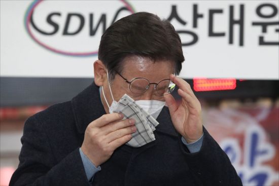 이재명 더불어민주당 대선 후보가 지난 24일 경기 성남시를 찾아 가족사 등 과거를 회상하며 눈물을 흘렸다. /사진=연합뉴스