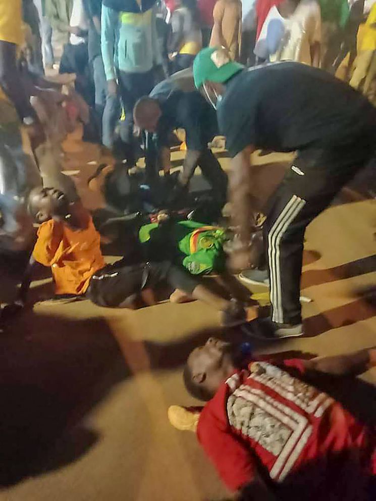 "축구 보려다"… 카메룬 경기장서 '압사 참사'로 최소 8명 사망