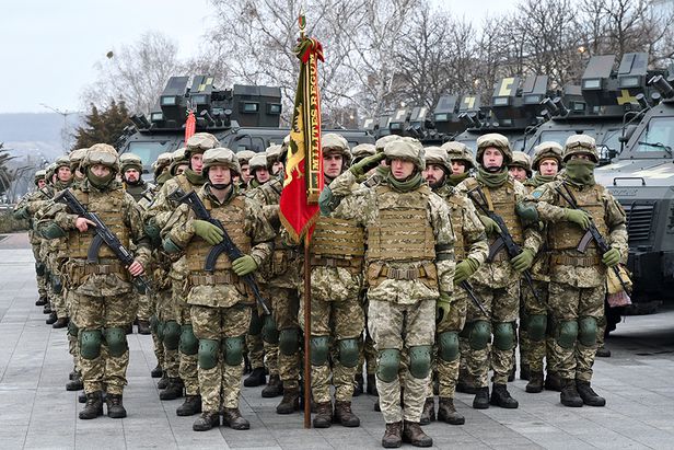 우크라이나 동부 도네츠크주(州) 크라마토르스크 시내에서 무장한 군인들이 다음날 열릴 국군의 날 30주년 기념식의 예행 연습을 하고 있다. /사진=연합뉴스