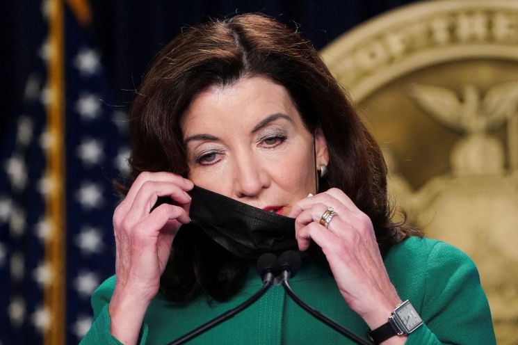 뉴욕주 법원, '실내 마스크 의무화' 제동… "법부터 만들어야"