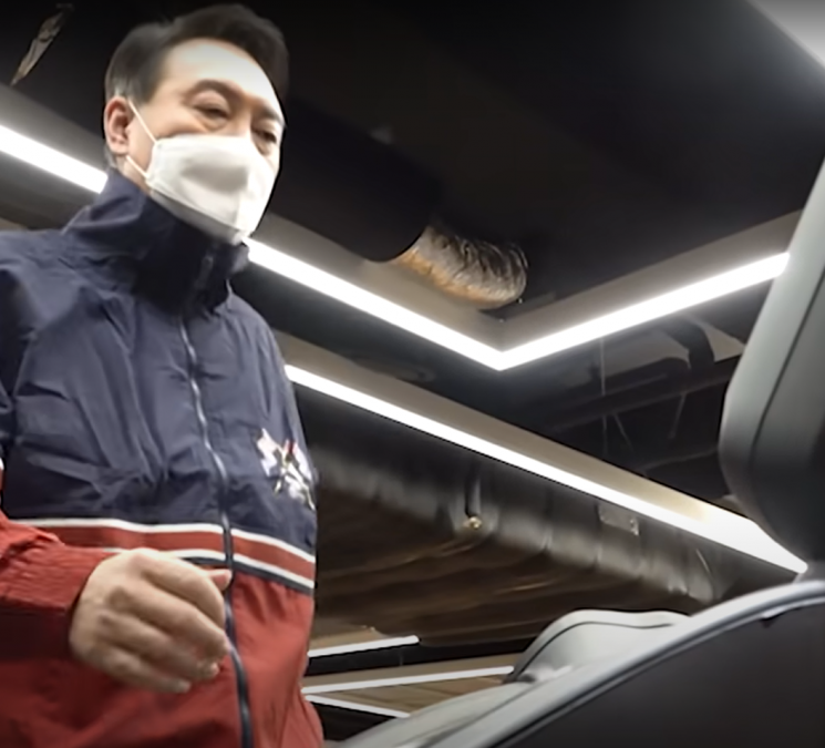 트레드밀을 타고 있는 윤석열 국민의힘 대선후보./사진=유튜브 채널 '헬창tv' 캡처