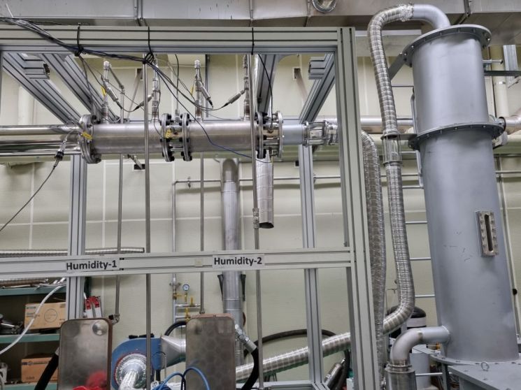 굴뚝 흰 연기 속 '죽음의 물질', 액체로 바꿔 제거한다 