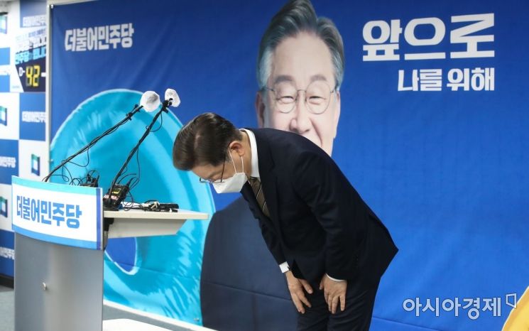 이재명 더불어민주당 대선후보가 26일 서울 여의도 중앙당사에서 기자회견 도중 고개를 숙이고 있다./윤동주 기자 doso7@