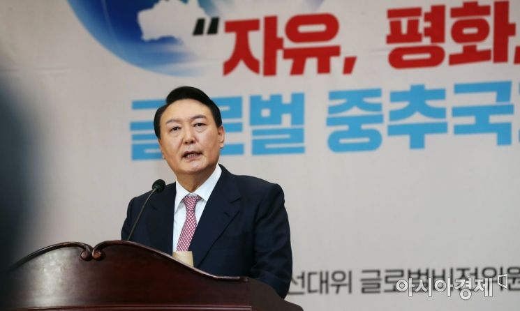 윤석열 국민의힘 대선후보가 26일 국회에서 열린 글로벌비전위원회 주최 “자유·평화·번영에 기여하는 글로벌 중추국가” 정책 토론회에 참석, 인사말을 하고 있다./윤동주 기자 doso7@