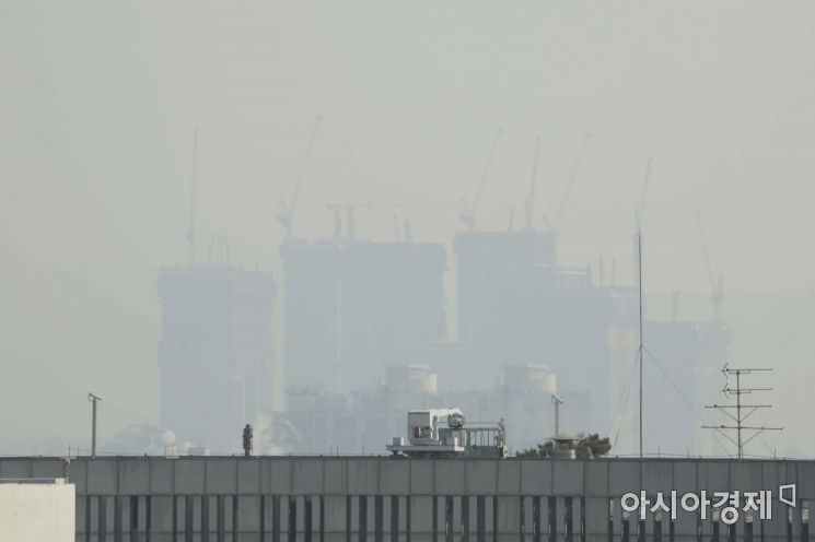 대기 정체의 영향으로 초미세먼지 농도가 ‘나쁨’ 수준을 보인 26일 서울 도심이 뿌옇다. /문호남 기자 munonam@