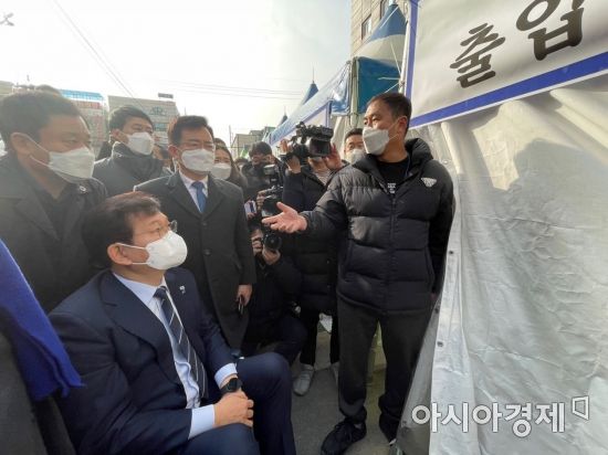 송영길 민주당 대표가 광주 신축 아파트 붕괴사고 현장을 찾아 피해자 가족과 면담을 시도하고 있다.