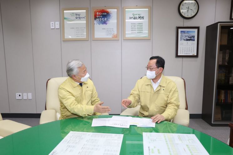 명현관 해남군수와 김병덕 군의회 의장이 재난지원금 지급을 협의하고 있다. 사진 = 해남군 제공