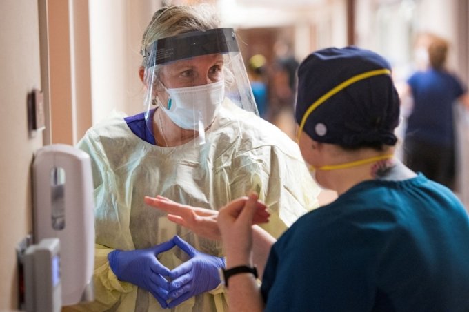 미국 캘리포니아주의 한 병원에서 간호사들이 대화를 나누고 있다. 기사와는 관련없음. /사진=AFP통신