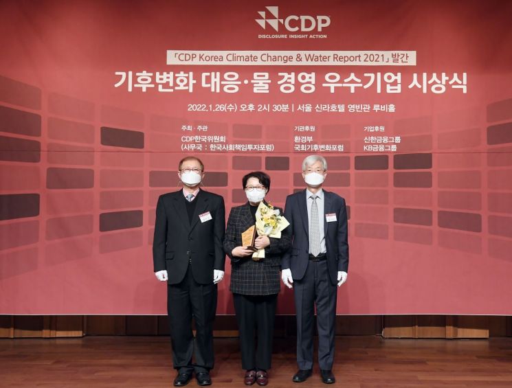 이성녀 SK에코플랜트 ESG추진 담당임원(사진 가운데)이 26일 서울 신라호텔에서 열린 시상식에서 수상 후 기념촬영을 하고 있다.