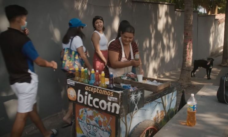 엘살바도르의 관광지 '비트코인 해변' 모습. 비트코인을 지불하고 제품이나 서비스를 구매할 수 있다. / 사진=유튜브 영상 캡처